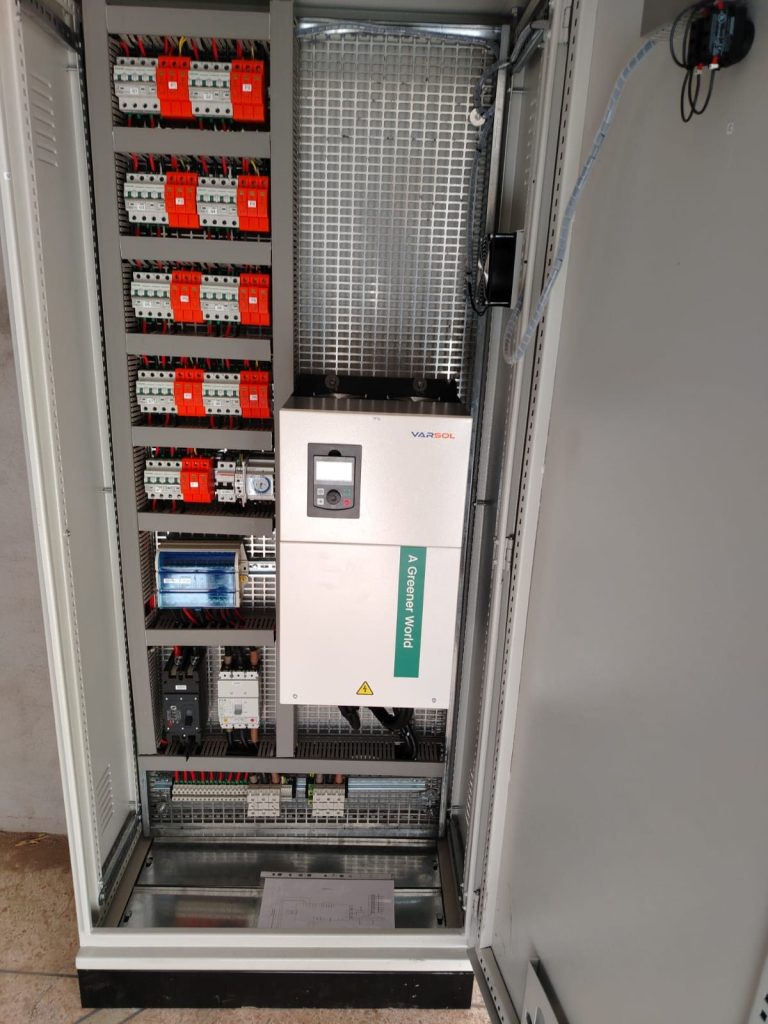 Armoire électrique avec variateur solaire et protections