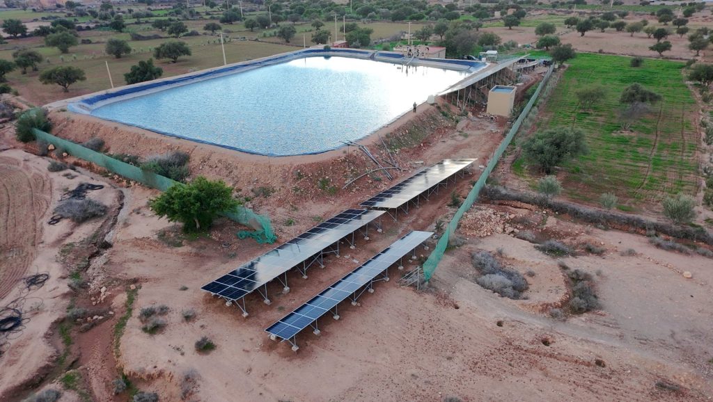Centrale solaire en bordure d'un bassin agricole, vue drone