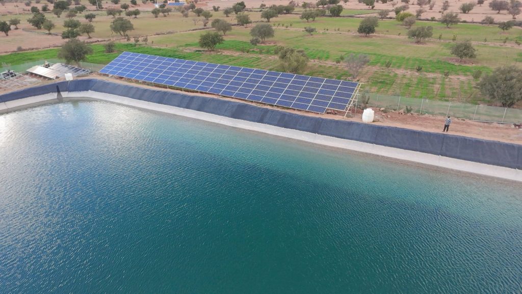 Champ solaire le long d'un bassin d'irrigation au Maroc
