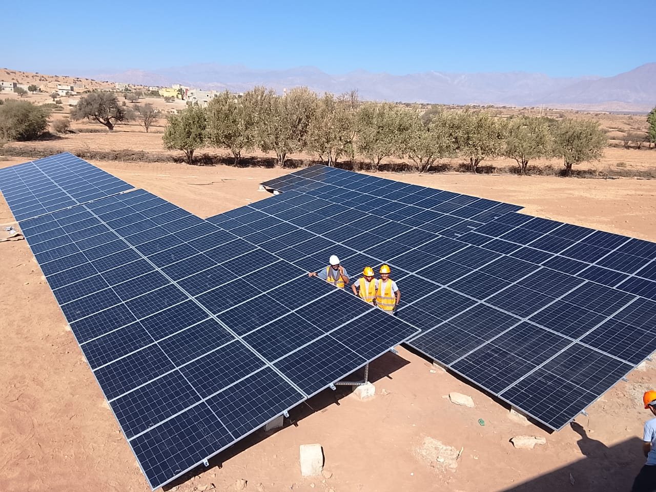 Équipe Sunenergy sur une centrale solaire de pompage