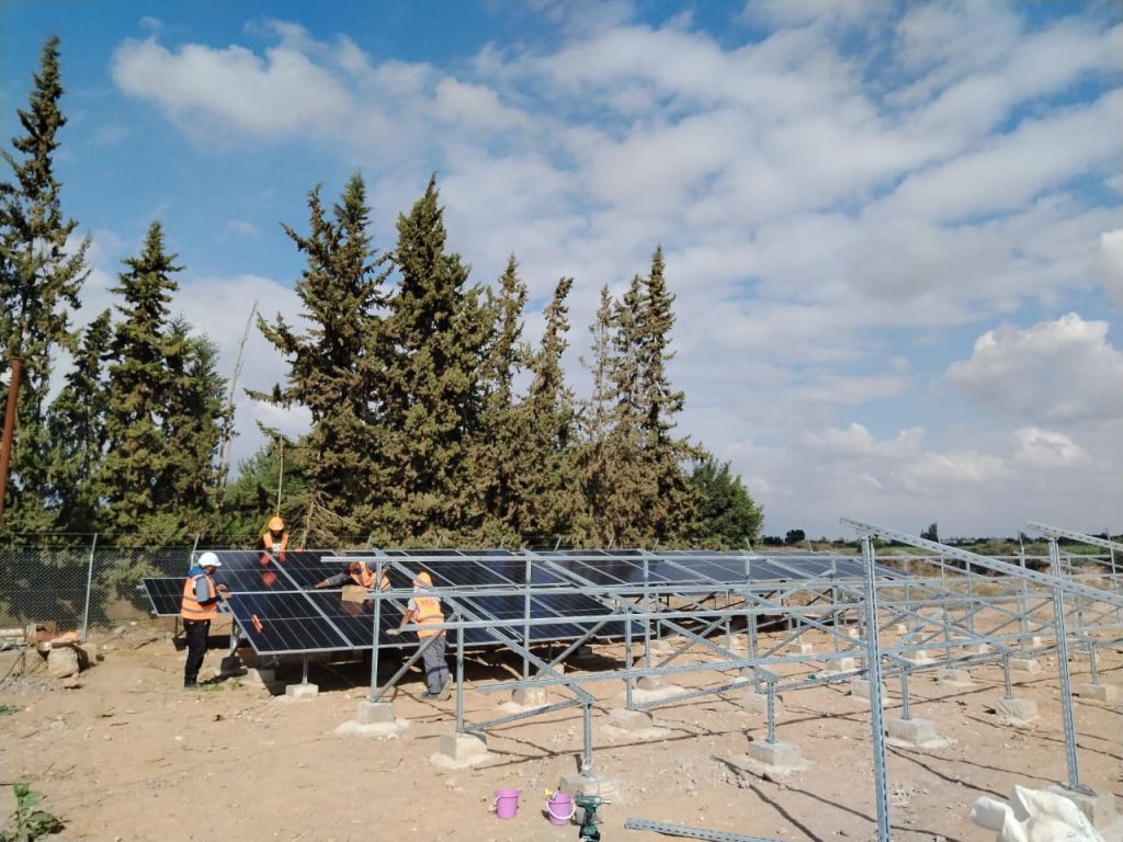 Montage de structure photovoltaïque par l'équipe Sunenergy