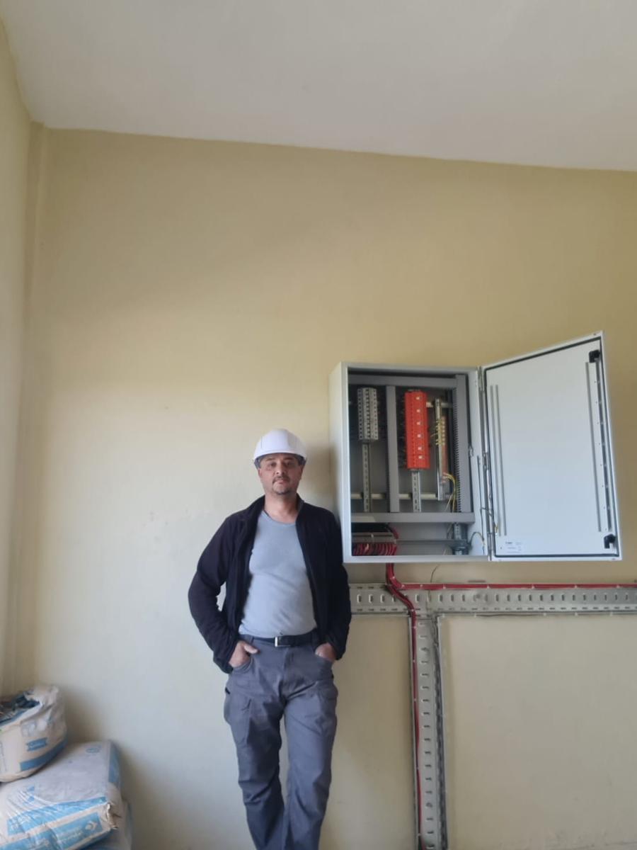 Technicien Sunenergy devant une armoire électrique sur chantier