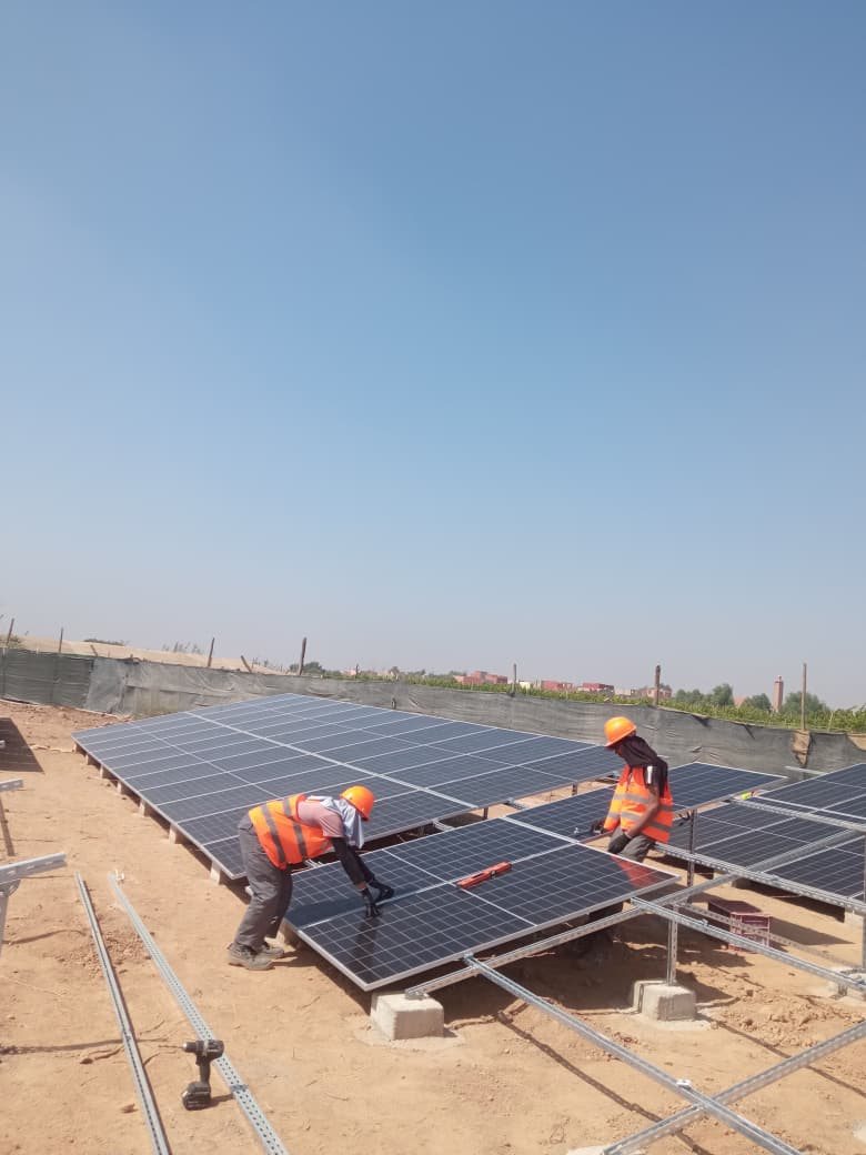Techniciens Sunenergy posant des panneaux solaires