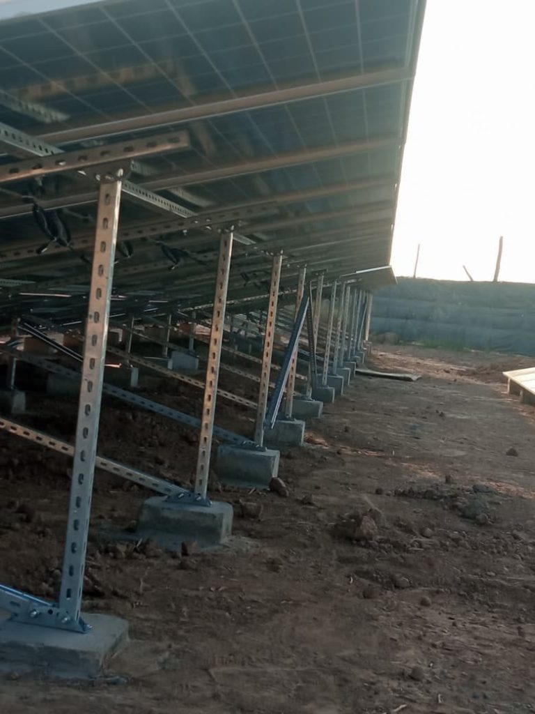 Structure support de panneaux solaires sur plots béton
